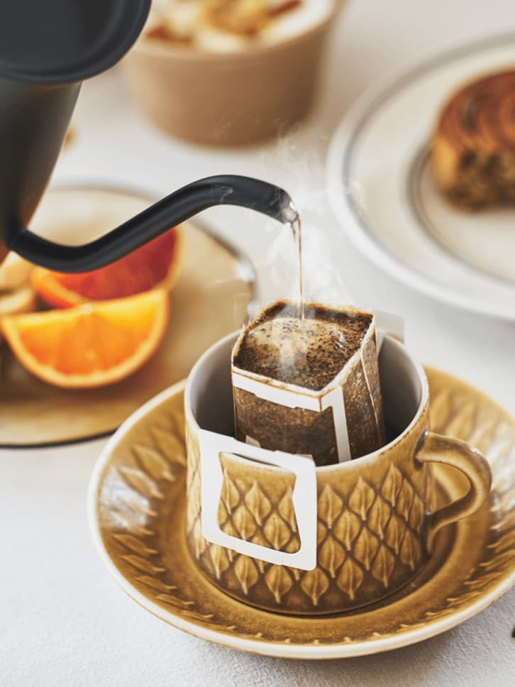 ドリップパックでコーヒーを淹れる様子