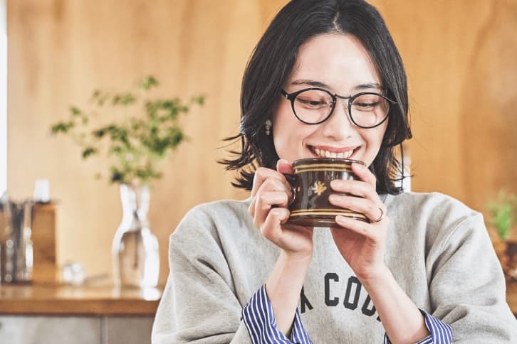 コーヒーを飲んで微笑む女性