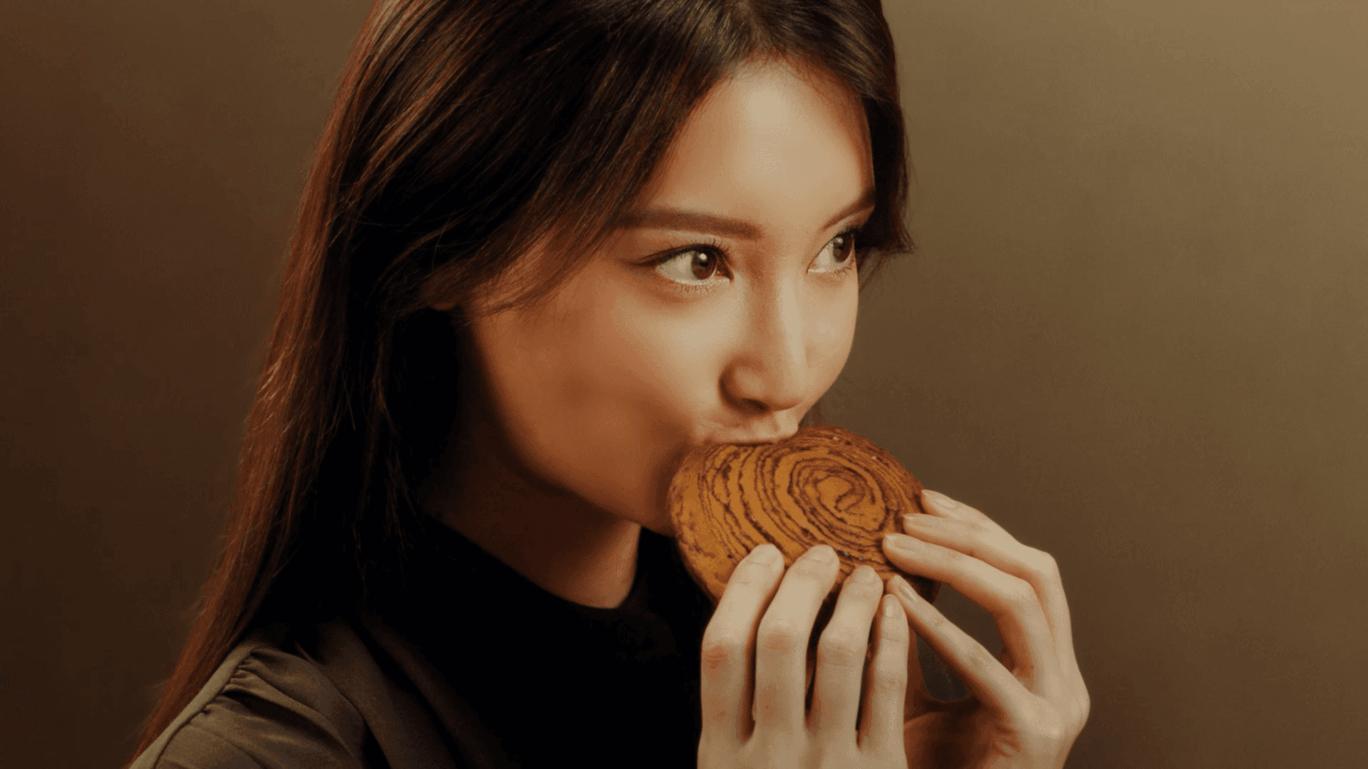 菜々緒さん出演「BASE BREAD」CM 『BASE BREAD チョコレート インタビュー』篇