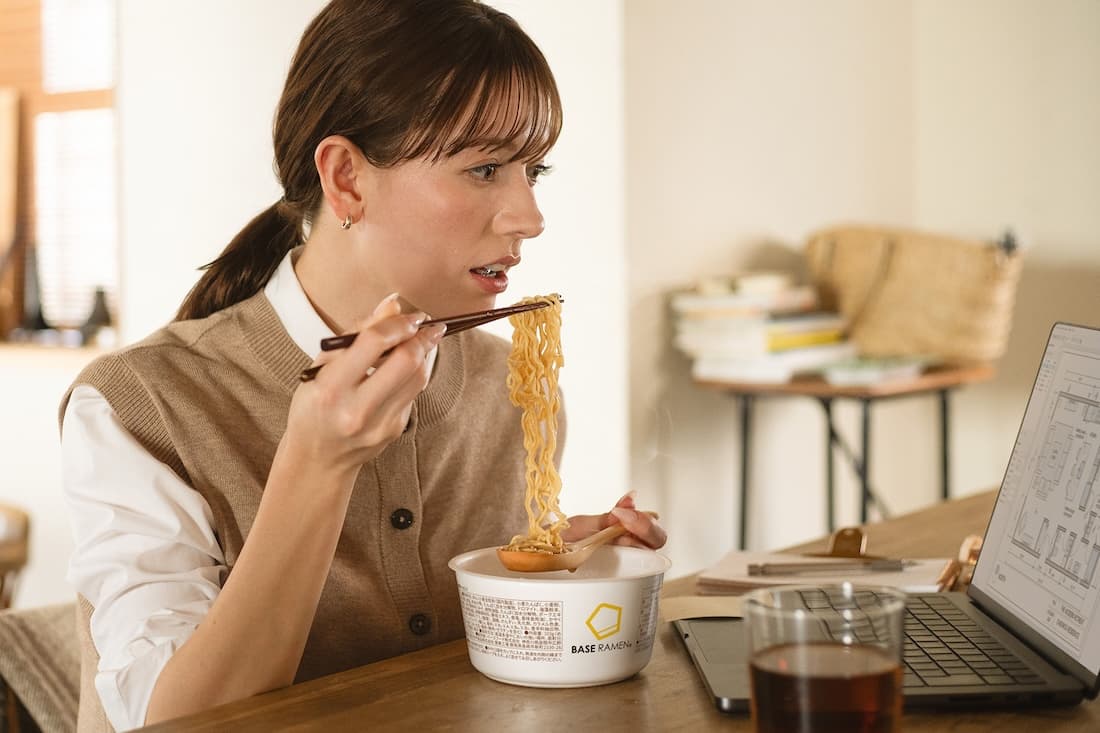 BASE RAMEN を食べる男性