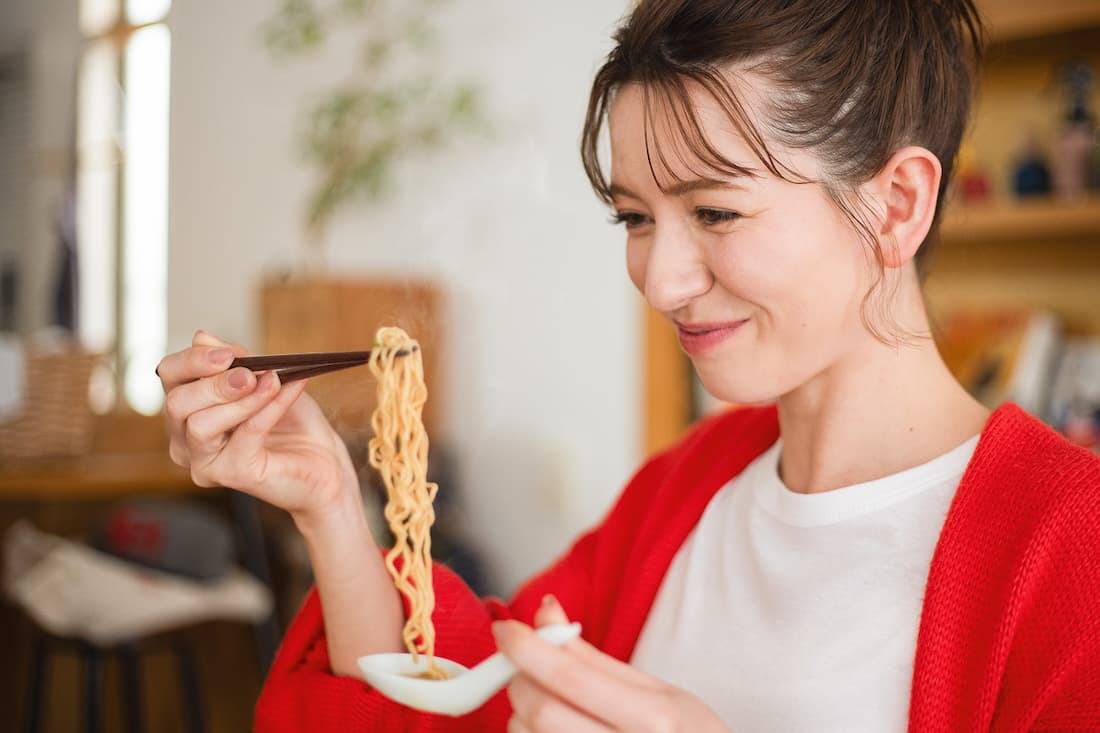 BASE RAMEN を食べる女性