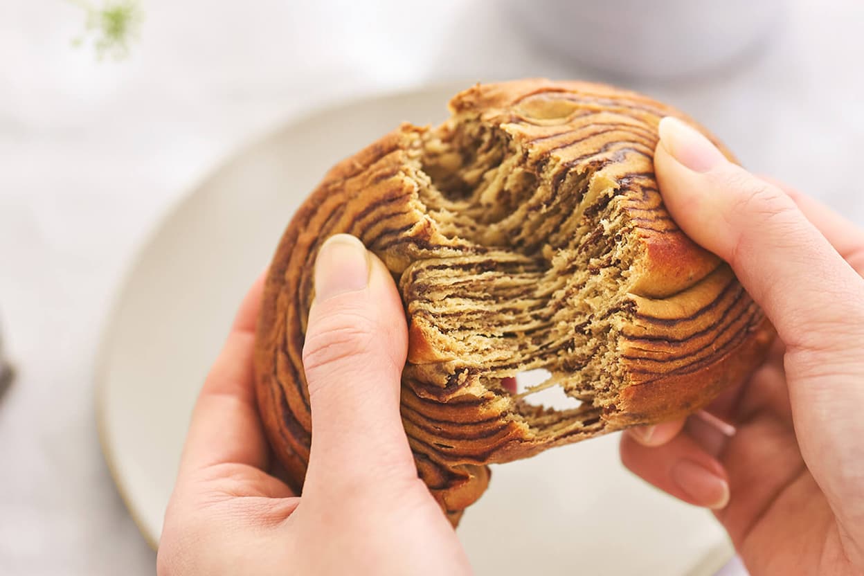 ふんわりとした食感の BASE BREAD