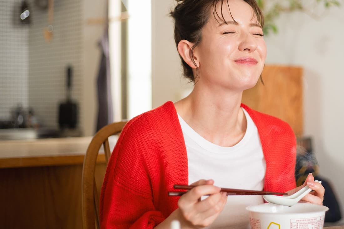 BASE RAMEN を食べる女性