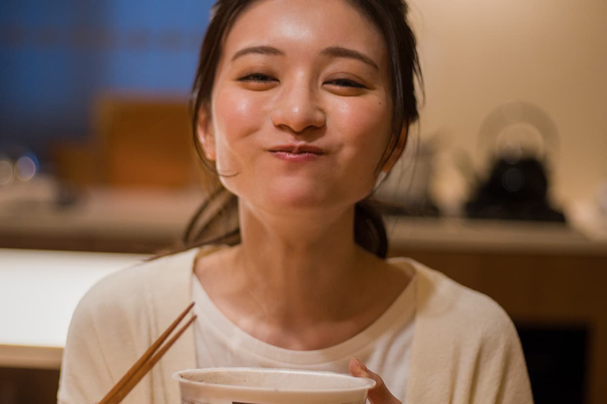 BASE YAKISOBA を食べる女性