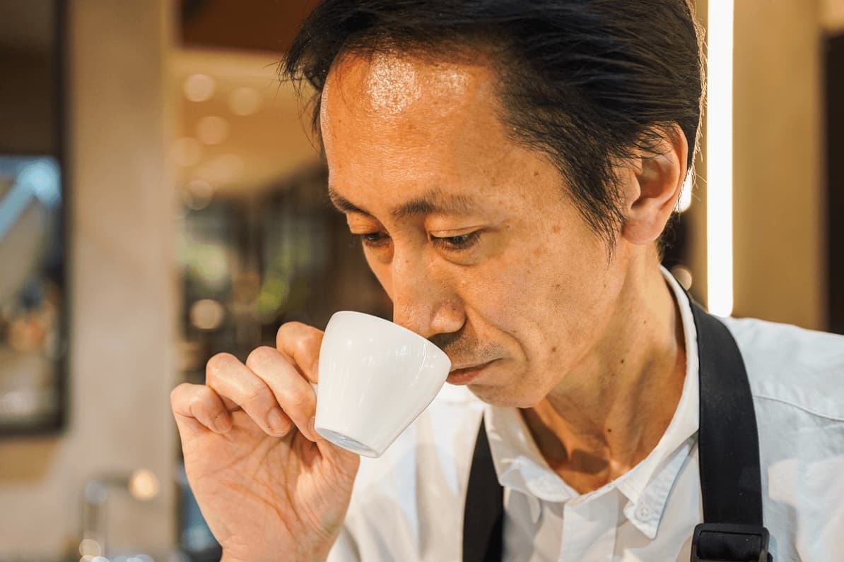 コーヒーを試飲する早川さん