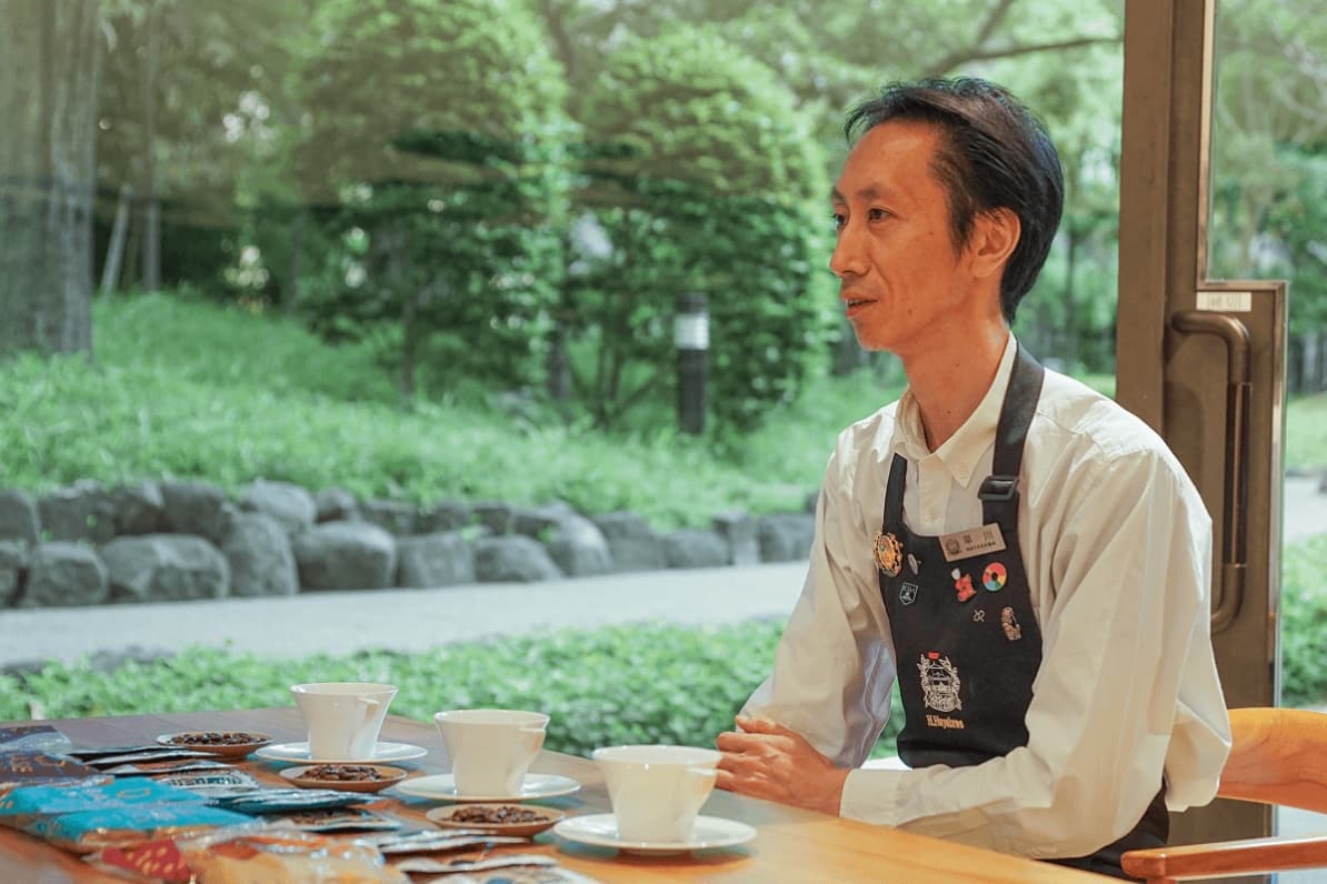 屋外でコーヒーを淹れる早川さん
