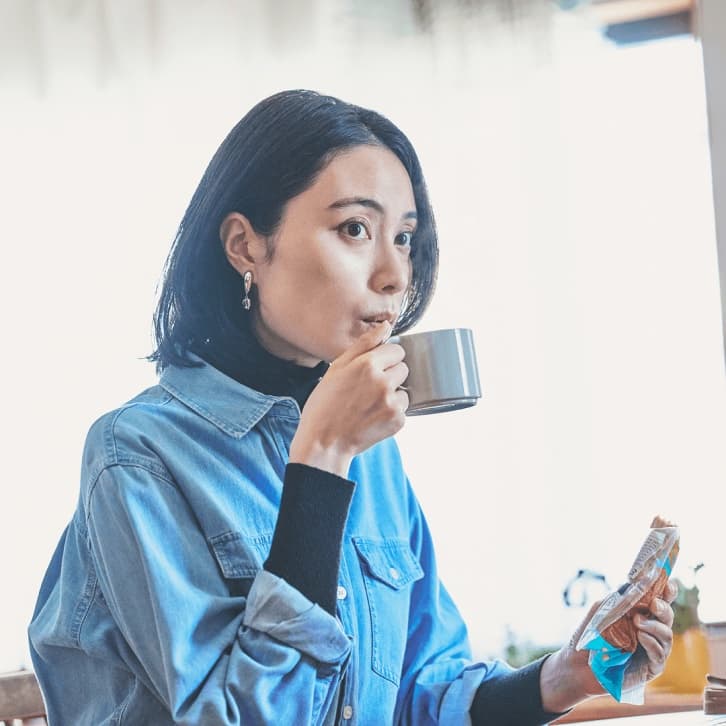 コーヒーを片手にくつろぐ様子