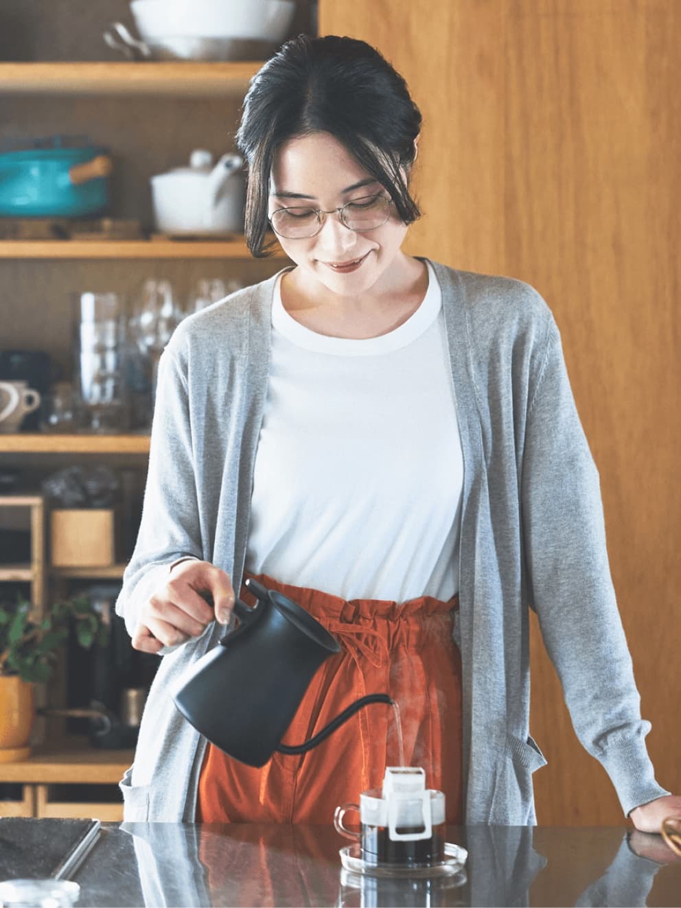 お気に入りの器でコーヒーをドリップする様子