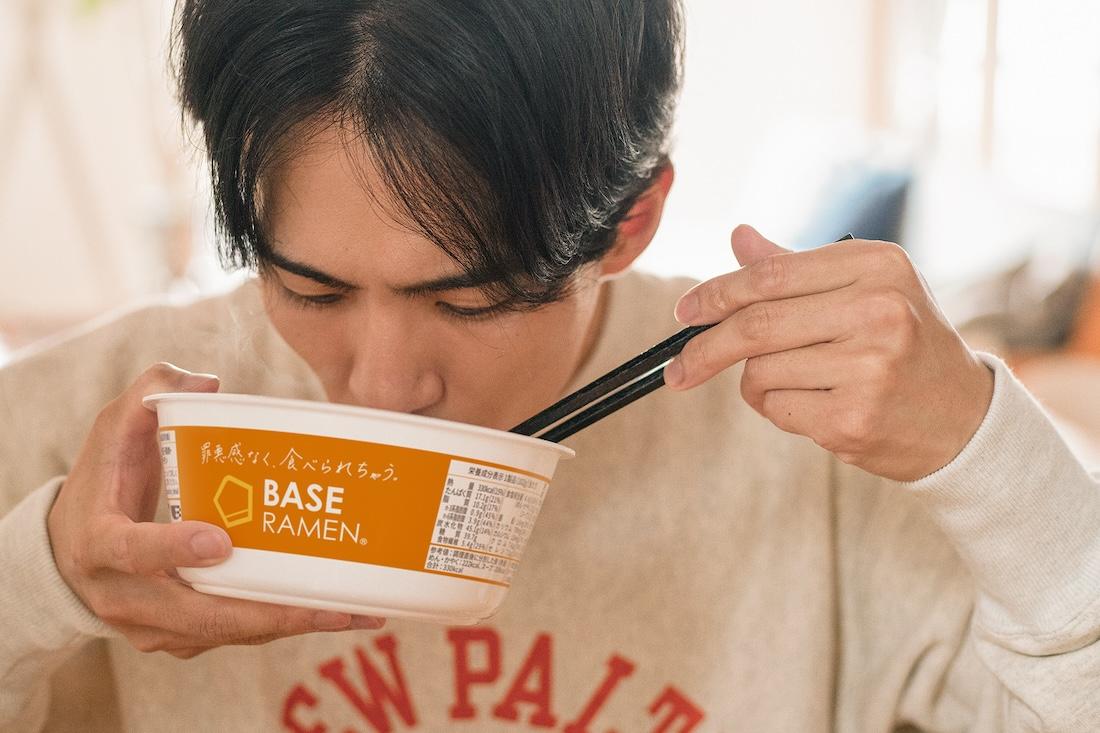 BASE RAMEN を食べる男性