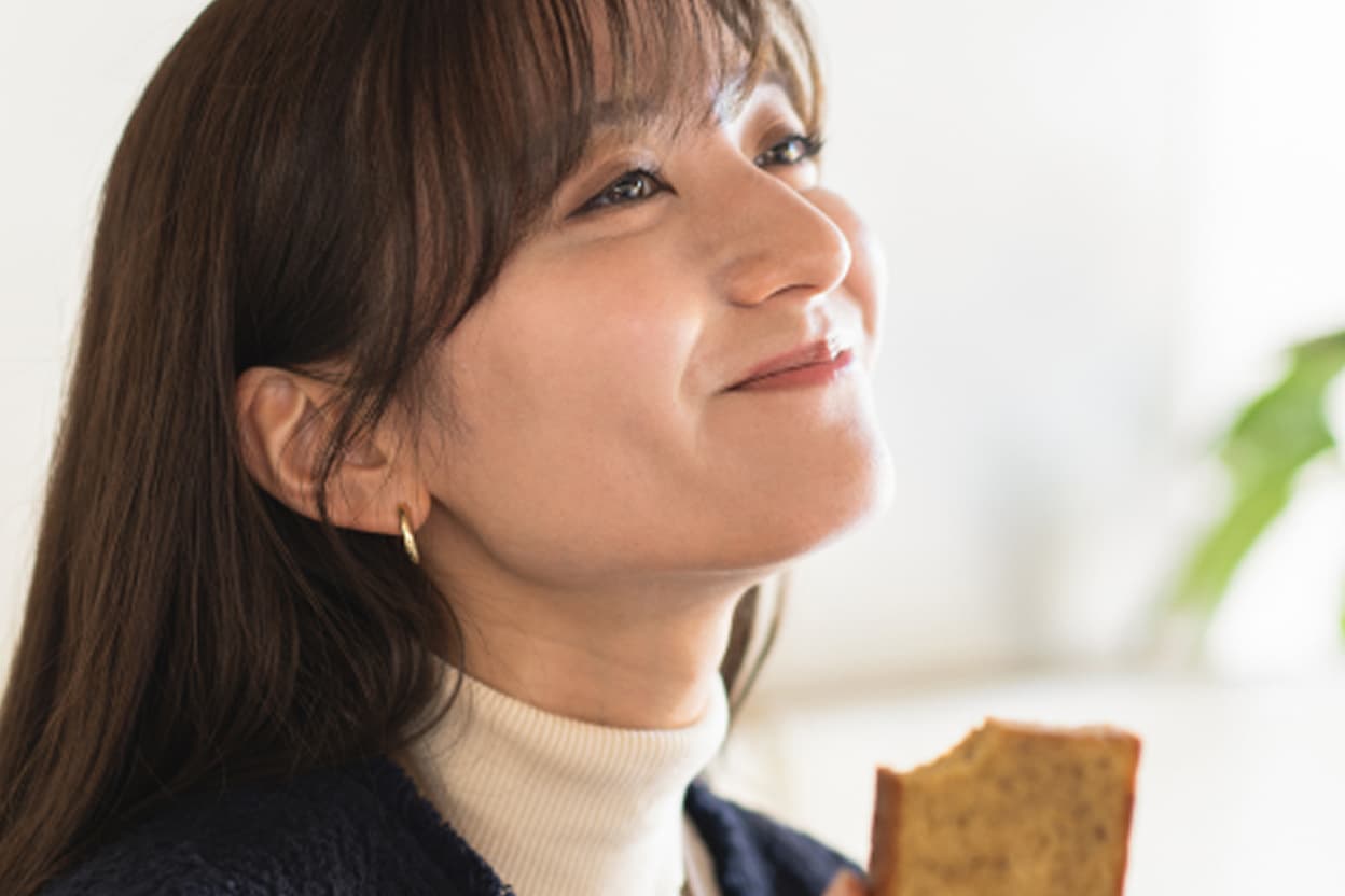 BASE Pound Cake を食べる女性