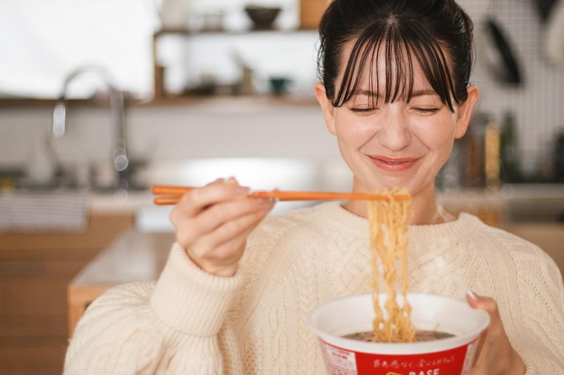 BASE RAMEN を食べる女性