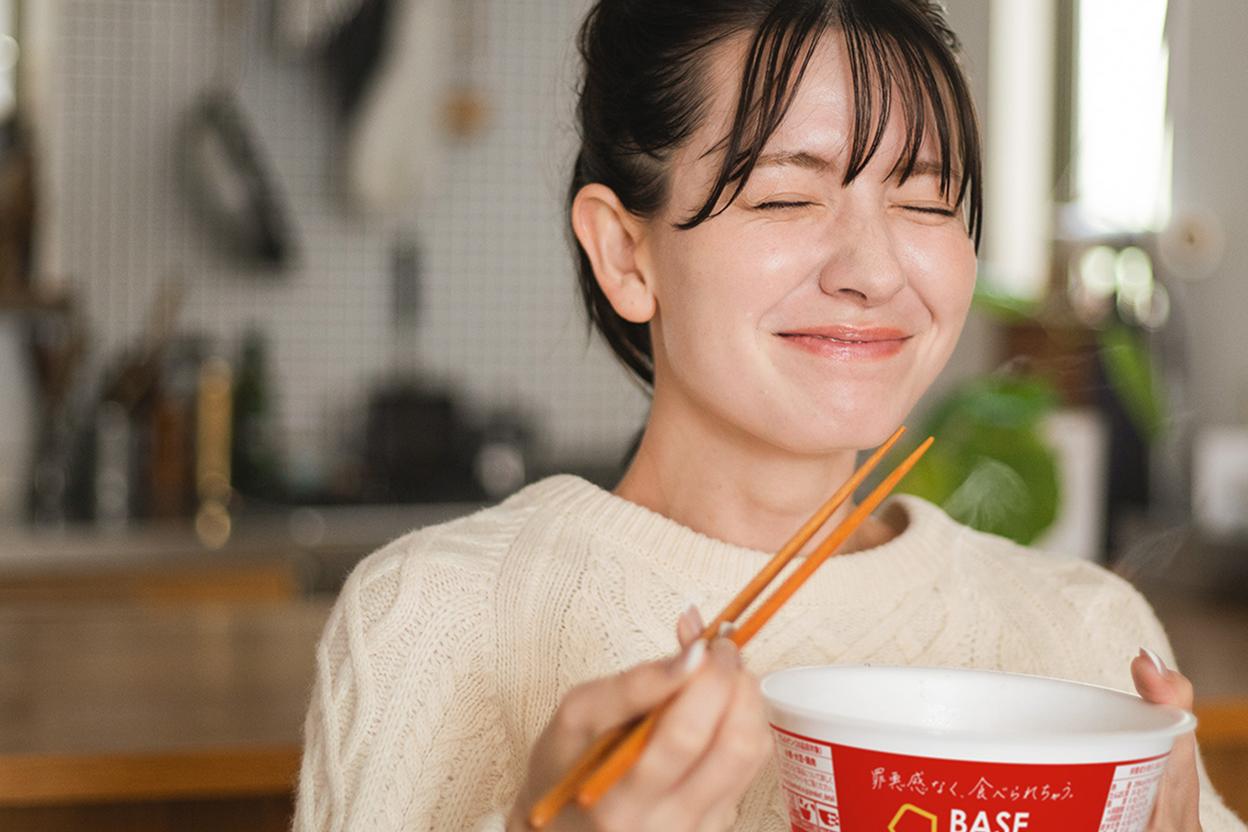 BASE RAMEN を食べる女性